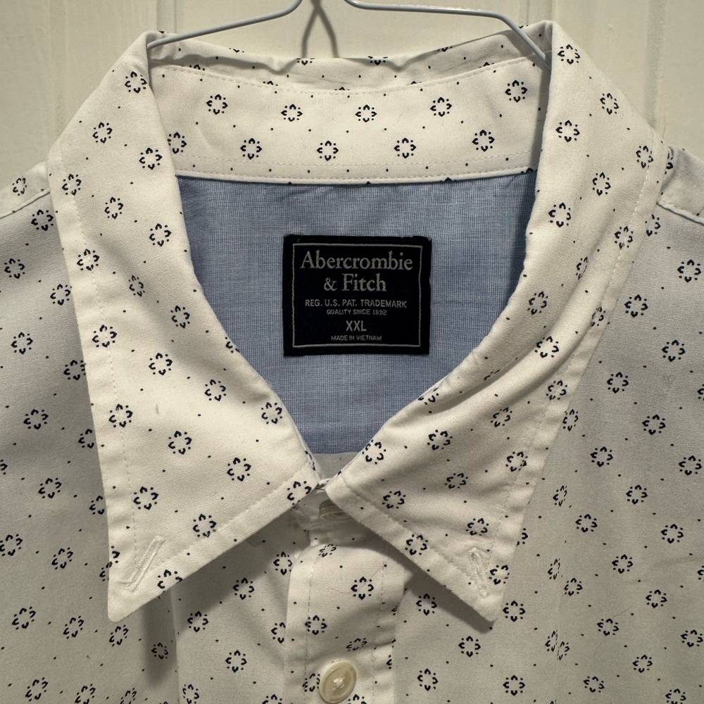 Mens Abercrombie & Fitch White and Navy Patterned Shirt Size XXL